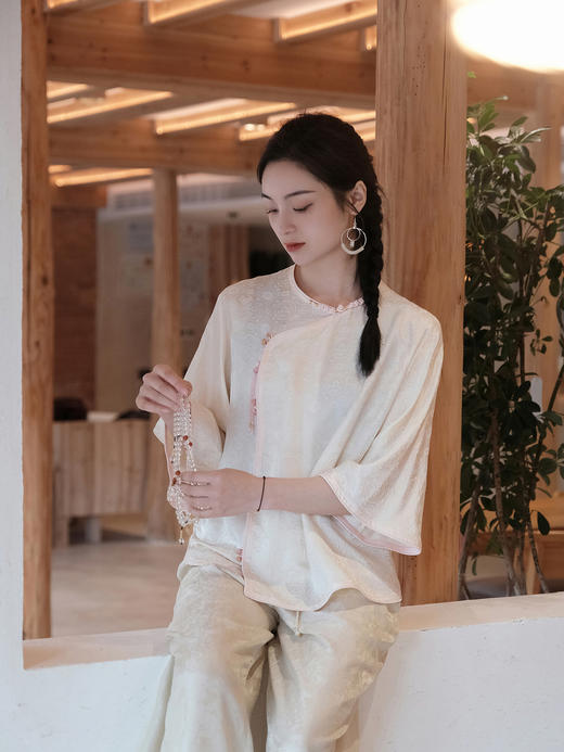 盛唐婧 |米杏色国风提花上衣[特价品] 商品图3