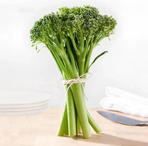 高原甜杆西兰苔的茎秆皮很薄
咬起来脆嫩多汁，口感超好
既可熟食也可生吃，富含蛋白质、维生素A、B、C、E和K含量远高于甘蓝和番茄，维生素A含量是花椰菜的100倍！500克/袋 商品图2