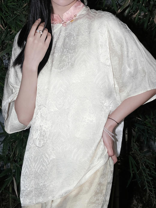 盛唐婧 |米杏色新中式国风提花上衣 商品图1