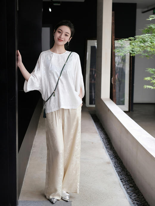 盛唐婧 |圆领团花丝麻提花宽袖上衣-白色 商品图4
