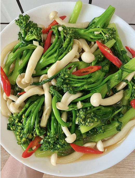 高原甜杆西兰苔的茎秆皮很薄
咬起来脆嫩多汁，口感超好
既可熟食也可生吃，富含蛋白质、维生素A、B、C、E和K含量远高于甘蓝和番茄，维生素A含量是花椰菜的100倍！500克/袋 商品图3