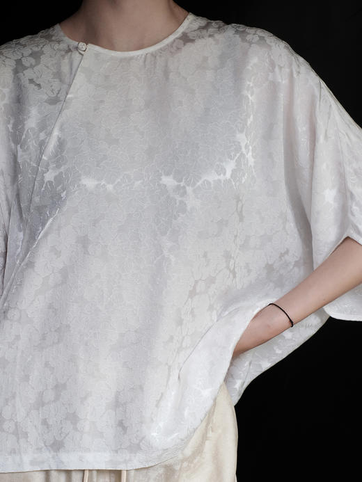 盛唐婧 |圆领团花丝麻提花宽袖上衣-白色 商品图3