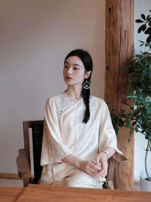 盛唐婧 |米杏色国风提花上衣[特价品] 商品图6