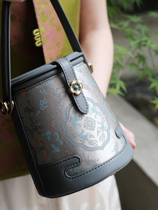 盛唐婧 |真丝宋锦鹤鹿同春水桶包[特价品](特殊商品不退不换) 商品图2