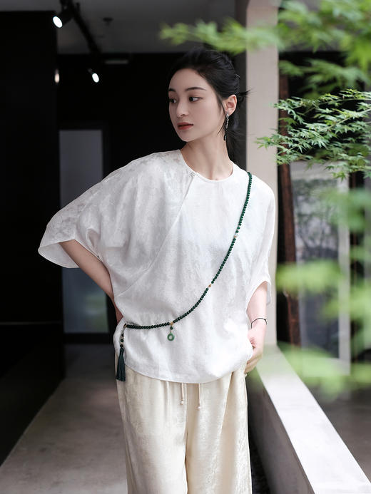 盛唐婧 |圆领团花丝麻提花宽袖上衣-白色 商品图0