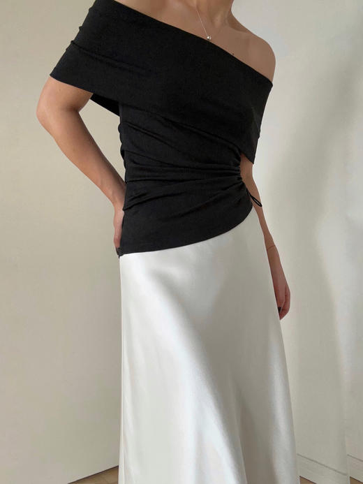 My Dearest｜1147TOBK  INTENTION acetate off fhe shoulder TOP [ 黑色一字领上衣  不含胸针] 商品图2