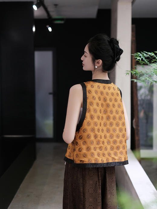 盛唐婧 |限量款 真丝宋锦双鱼马甲-金黄 商品图3