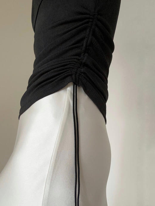 My Dearest｜1147TOBK  INTENTION acetate off fhe shoulder TOP [ 黑色一字领上衣  不含胸针] 商品图1