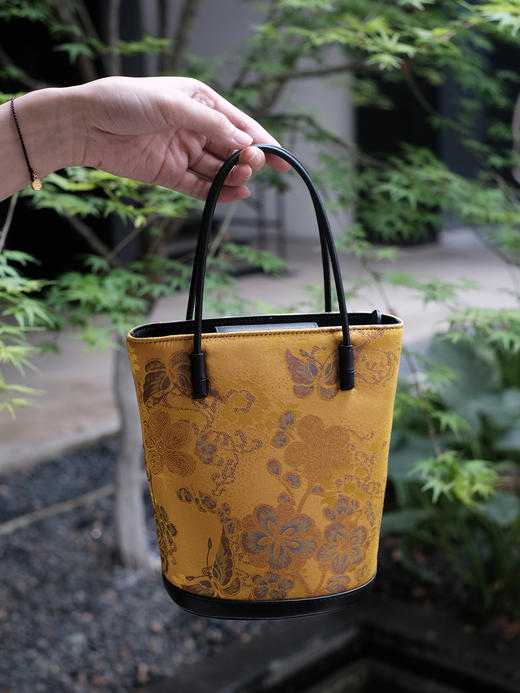 盛唐婧 |真丝宋锦花香引蝶手提包（特价品）(特殊商品不退不换) 商品图4