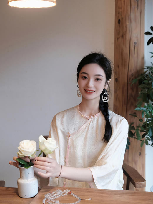 盛唐婧 |米杏色国风提花上衣[特价品] 商品图5