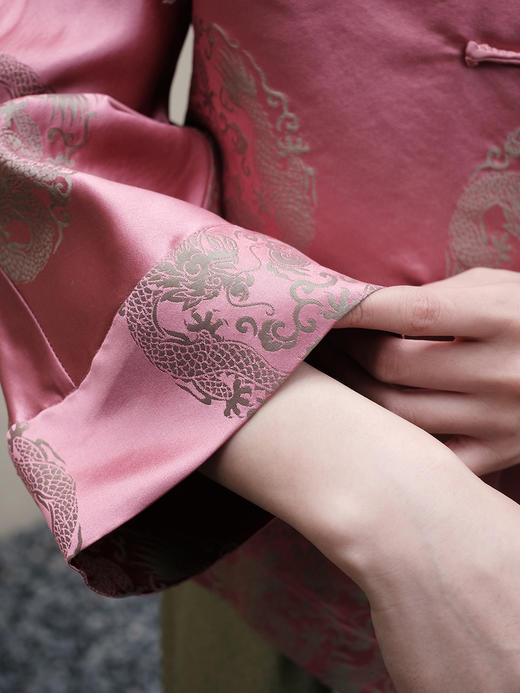微瑕秒杀 |盛唐婧 |真丝库缎龙纹外套-粉色[特价品](特殊商品不退不换) 商品图3