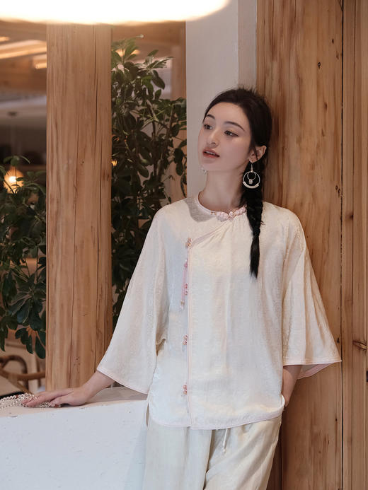 盛唐婧 |米杏色国风提花上衣[特价品] 商品图0