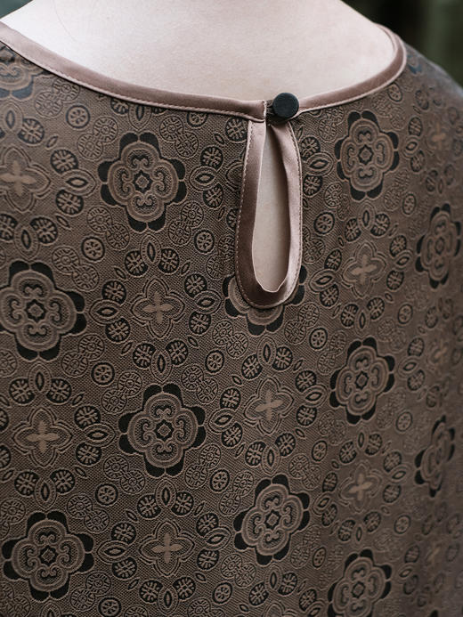 盛唐婧 |真丝香云纱花罗上衣 商品图1