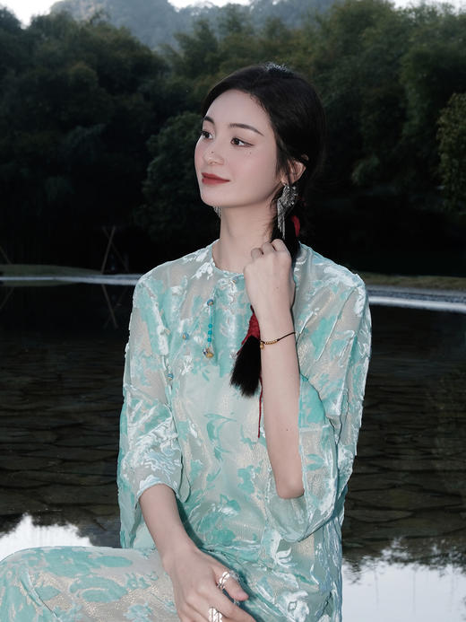 微瑕秒杀 | 盛唐婧 |蒂芙尼蓝国风丝绒上衣[特价品](特殊商品不退不换) 商品图3