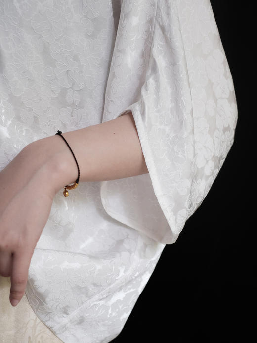 盛唐婧 |圆领团花丝麻提花宽袖上衣-白色 商品图2