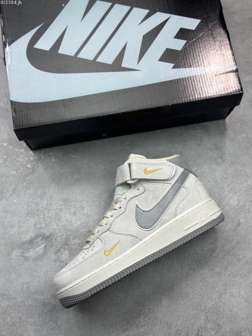 夏日特惠💰470 公司级 Nike Air Force 1 MID ’07 麂皮 米灰小金勾 空军一号中帮休闲板鞋 商品图2