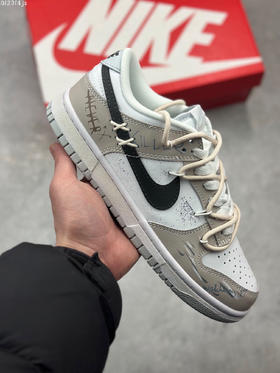 夏日特惠💰430 Nike Dunk Low 绑带定制 米灰棕
此款设计灵感来源于轻定制