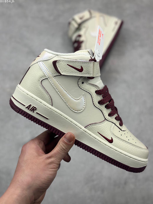 夏日特惠💰470 小红书爆款 官方同步ID定制 原装版本 Nike Air Force 1 MID '07 “酒红珠光”小勾空军一号中帮休闲板鞋 商品图3