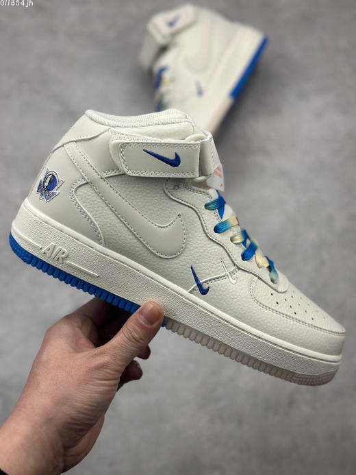 夏日特惠💰470 海外限量发售 公司级 Nike Air Force 1 Mid '07 “米白蓝” 达拉斯独行侠城市限定中帮空军一号休闲板鞋 商品图3