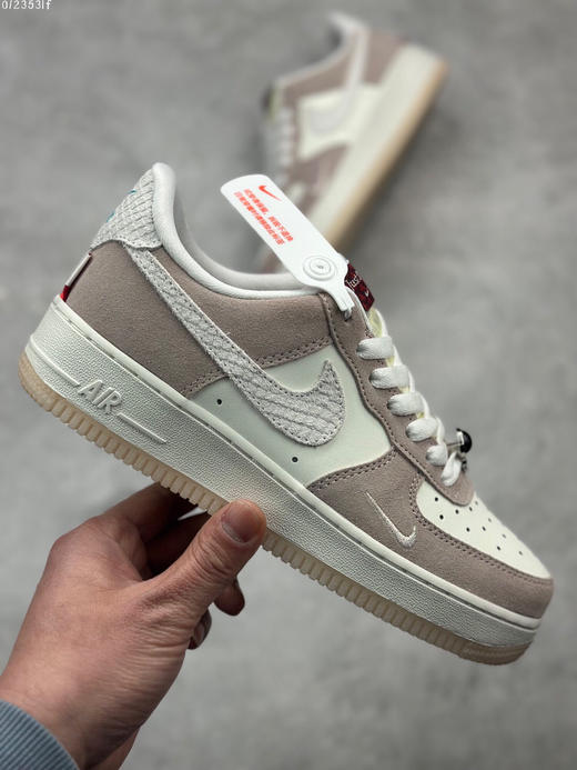 夏日特惠💰350 Nike Air Force 1 Low '07 龙年限定 灰粉低帮空军一号休闲板鞋 商品图3