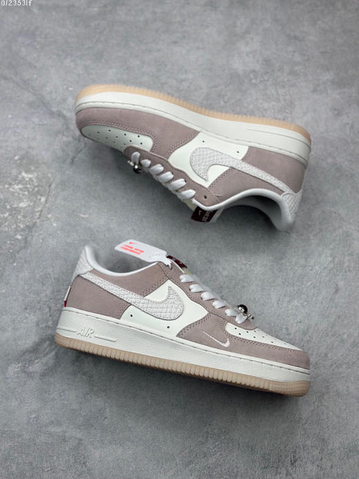 夏日特惠💰350 Nike Air Force 1 Low '07 龙年限定 灰粉低帮空军一号休闲板鞋 商品图4