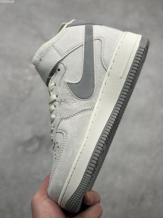 夏日特惠💰470 公司级 Nike Air Force 1 MID ’07 麂皮 米灰小金勾 空军一号中帮休闲板鞋 商品图6