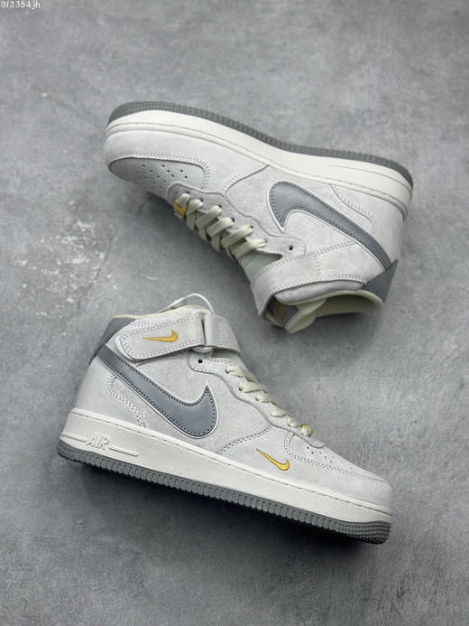 夏日特惠💰470 公司级 Nike Air Force 1 MID ’07 麂皮 米灰小金勾 空军一号中帮休闲板鞋 商品图4