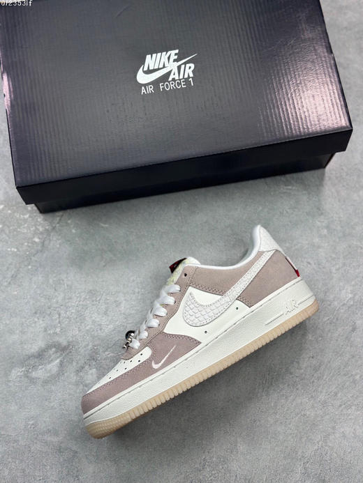 夏日特惠💰350 Nike Air Force 1 Low '07 龙年限定 灰粉低帮空军一号休闲板鞋 商品图2