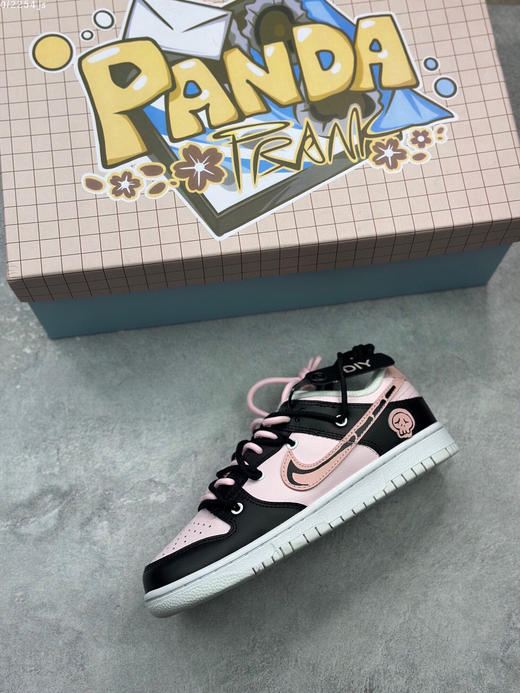 夏日特惠💰470 Nike Dunk Low 绑带定制 黑粉
此款设计灵感来源于轻定制 商品图2