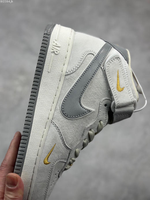 夏日特惠💰470 公司级 Nike Air Force 1 MID ’07 麂皮 米灰小金勾 空军一号中帮休闲板鞋 商品图5