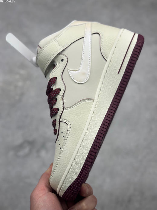 夏日特惠💰470 小红书爆款 官方同步ID定制 原装版本 Nike Air Force 1 MID '07 “酒红珠光”小勾空军一号中帮休闲板鞋 商品图6