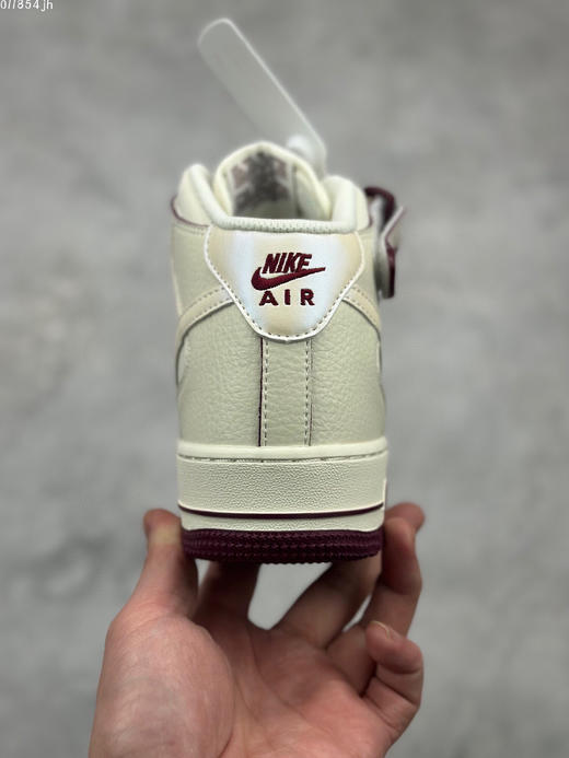 夏日特惠💰470 小红书爆款 官方同步ID定制 原装版本 Nike Air Force 1 MID '07 “酒红珠光”小勾空军一号中帮休闲板鞋 商品图7