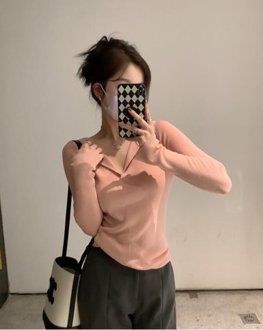 ☀️【岚可可软糯细羊毛v领显瘦打底衫】 ✅1、柔软弹性的面料，😋 舒适又亲肤，穿着体验感佳~ 😋 ✅2、领口做的气质小V领，✨露出部分锁骨更显脸小~ 商品图1