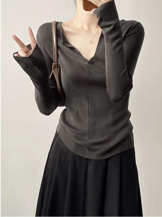 ☀️【岚可可软糯细羊毛v领显瘦打底衫】 ✅1、柔软弹性的面料，😋 舒适又亲肤，穿着体验感佳~ 😋 ✅2、领口做的气质小V领，✨露出部分锁骨更显脸小~ 商品图2