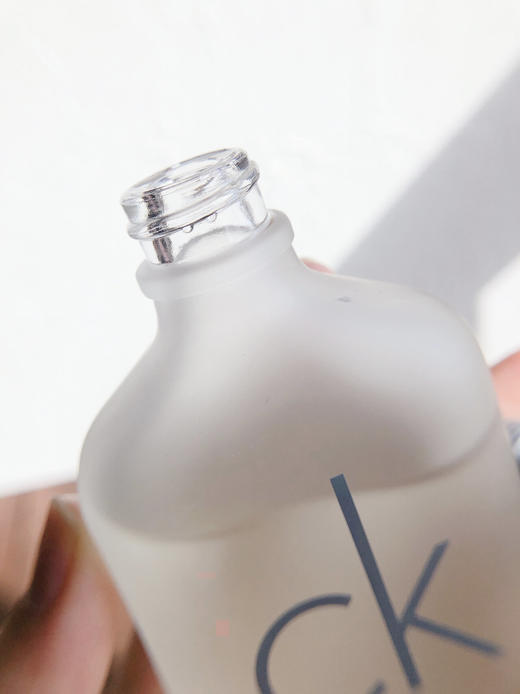 适合春天的温暖木质调中性淡香 Calvin Klein卡尔文克雷恩白CK ONE 中性香水100ML 有点柑橘的味道 阳光下的白衬衫的调调，清新自然脱俗  任何场合都适合的一款香 男女通用不踩雷 商品图2