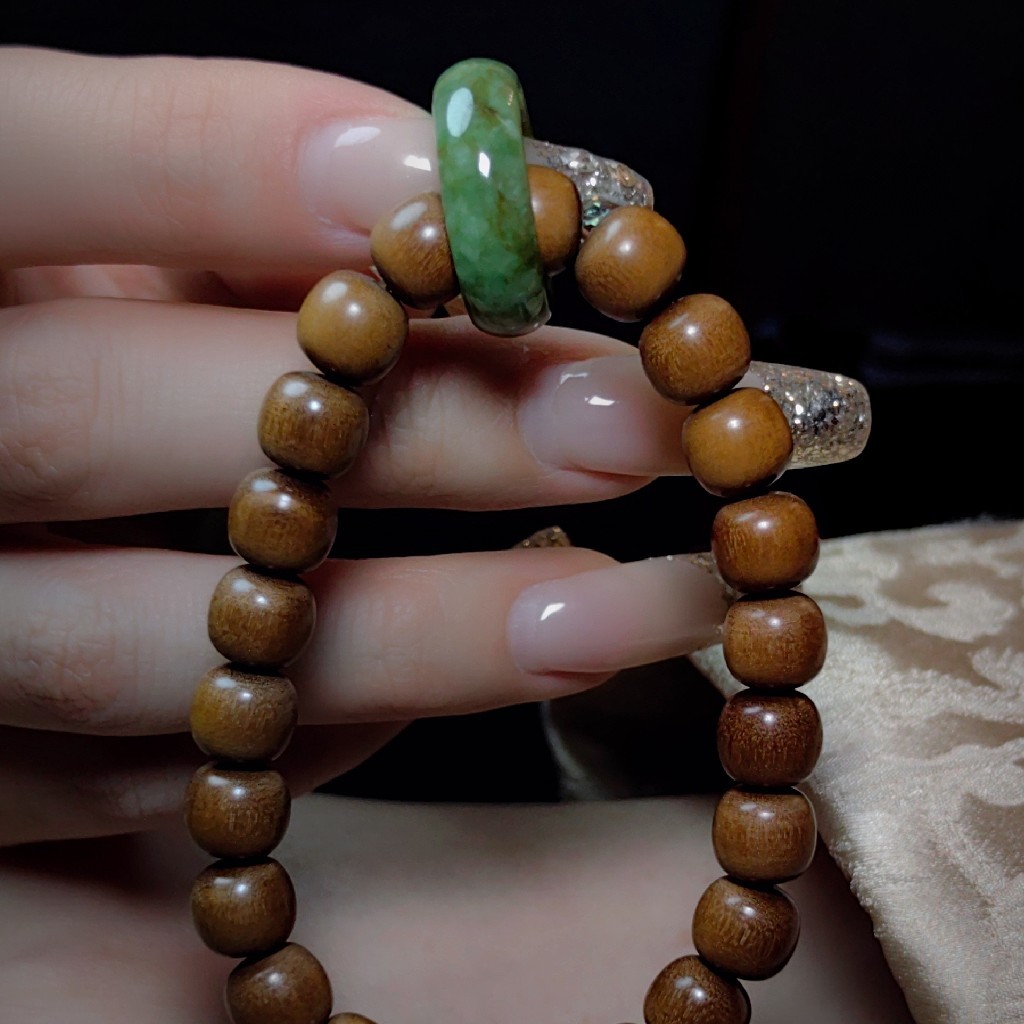 翡翠指环配老山檀木串