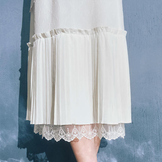 两三事云间月2024夏季新款甜美蕾丝拼接白色高腰半身裙 商品图2