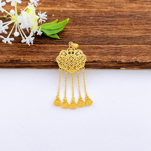 【限时克减150元】足金999.9 古法空心镂空莲花莲蓬流苏如意锁包璎珞锁吊坠(ANWZGFDZ00121-1)（预售产品下单后不退款不退货不换货不补差价） 商品图0