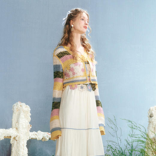 两三事疯狂萨克斯 小清新拼色钩花镂空针织小开衫女 商品图3