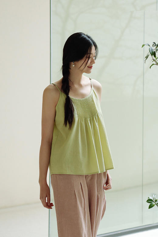 绽放221/天丝苎麻棉精致塔克设计A字宽松遮肉显瘦豆绿细吊带背心 商品图5