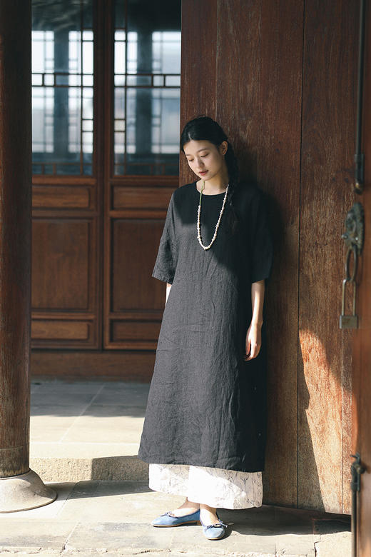 绽放223朵/优雅气质新中式后领系扣侧开衩宽松干洗亚麻黑色连衣裙 商品图5