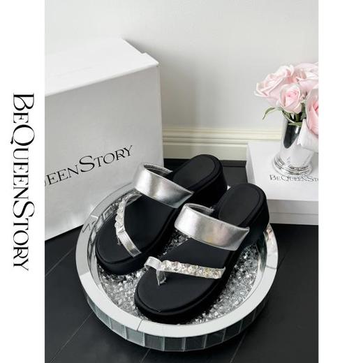 BeQueenStory配饰 黑色绸缎轻便凉拖鞋时尚增高软底夹趾一字拖 商品图0