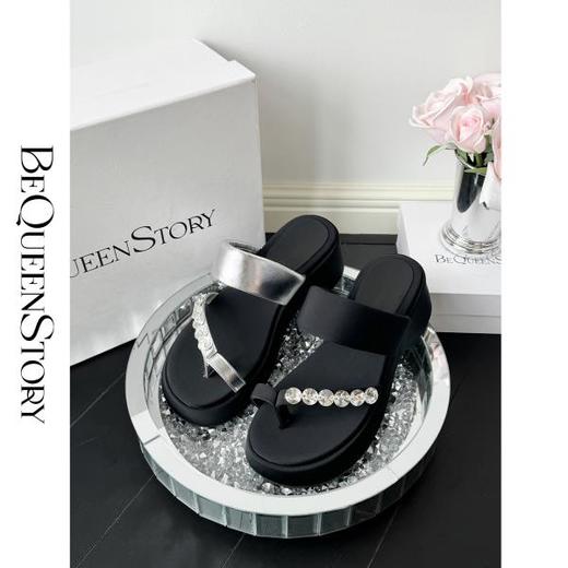 BeQueenStory配饰 黑色绸缎轻便凉拖鞋时尚增高软底夹趾一字拖 商品图2