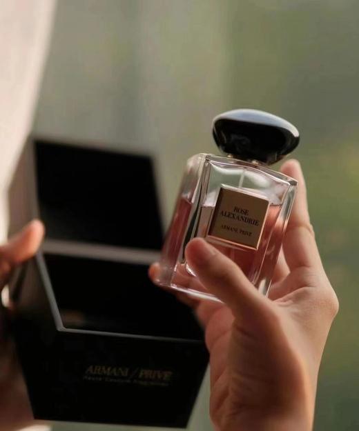 越南渠道 代购级 阿玛尼私藏系列亚历山大玫瑰 女士淡香水100ml EDT甜美不甜腻、高贵、灵动、一点点小妩媚，区别于其他所有的玫瑰香，独一无二独具魅力。既不会年轻浮躁而没有层次，又不会过于沉重老气。 商品图1
