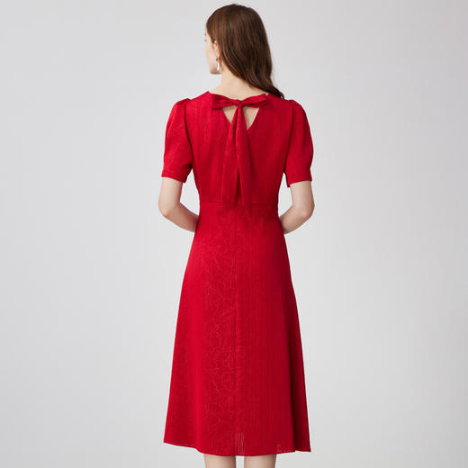 EITIE爱特爱夏季新款气质V领蝴蝶结镂空收腰显瘦连衣裙B2407356 商品图4