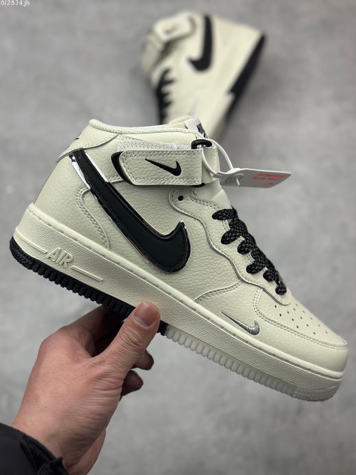 夏日特惠💰460 官方爆款定制 公司级 Nike Air Force 1 MID 米黑双色底 满天星空军一号中帮休闲板鞋 商品图3