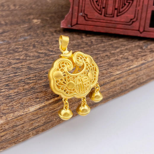 【限时克减150元】足金999.9 古法双面镂空福字铃铛如意福字锁包吊坠网红锁包(ANWZGFDZ00310-1)（预售产品下单后不退款不退货不换货不补差价） 商品图1