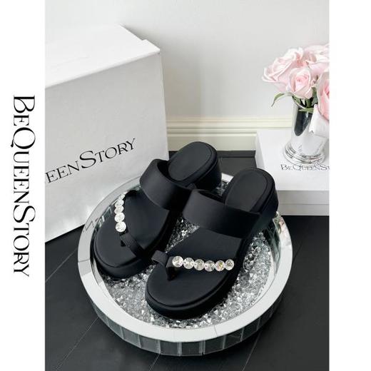 BeQueenStory配饰 黑色绸缎轻便凉拖鞋时尚增高软底夹趾一字拖 商品图1