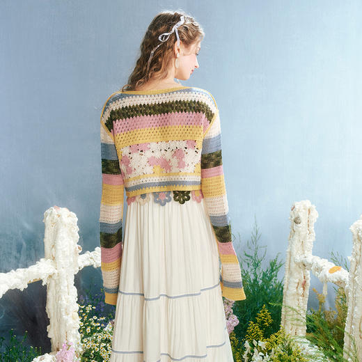 两三事疯狂萨克斯 小清新拼色钩花镂空针织小开衫女 商品图4