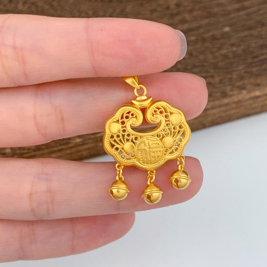 【限时克减150元】足金999.9 古法双面镂空福字铃铛如意福字锁包吊坠网红锁包(ANWZGFDZ00310-1)（预售产品下单后不退款不退货不换货不补差价） 商品图2